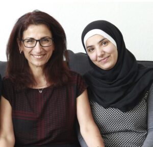 Bayan, familiekonsulent i Memox, sammen med Zeynab, som er mor til to piger.