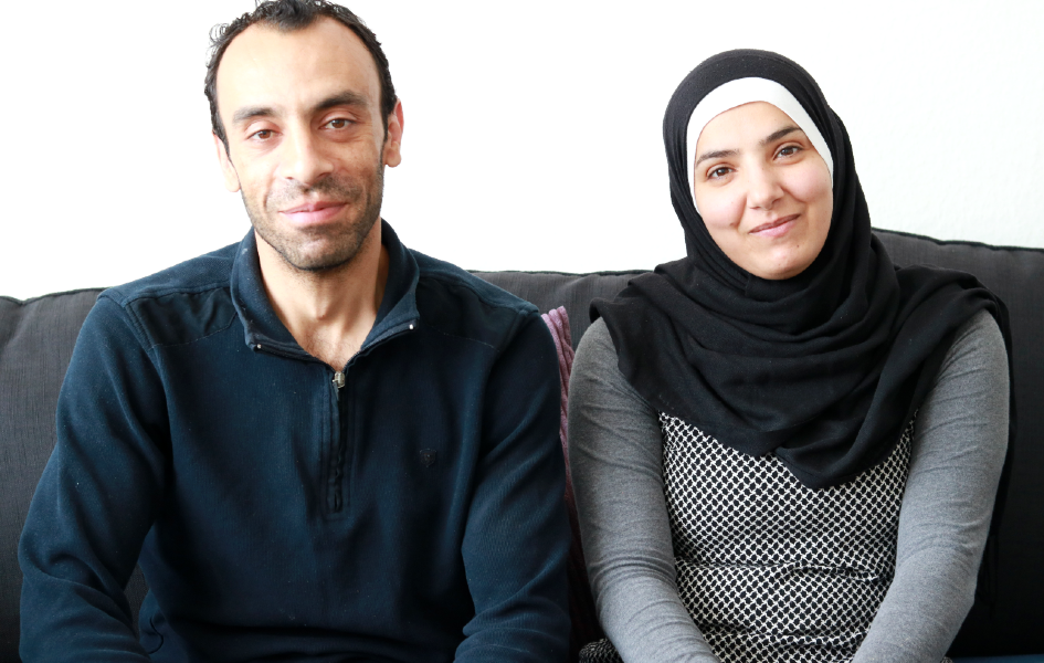 Mohamad og Zeynab sidder ved siden af hinanden i en sofa