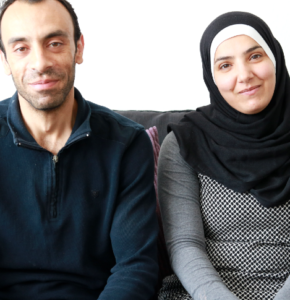 Mohamad og Zeynab sidder ved siden af hinanden i familiens lejlighed i Dragør.