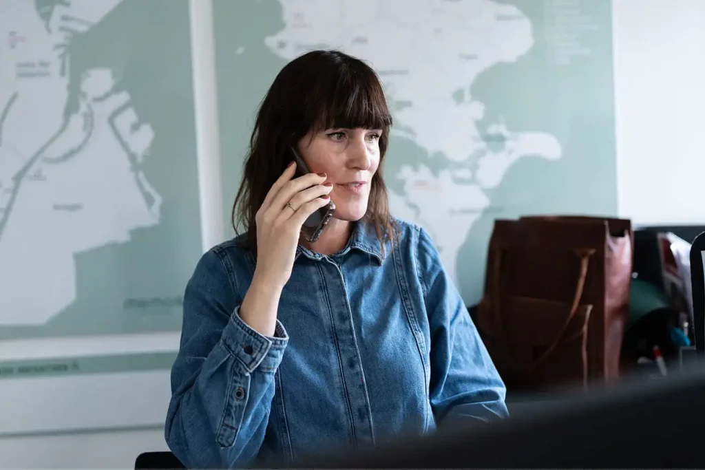 Medarbejder taler i telefon