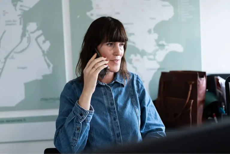 Medarbejder taler i telefon
